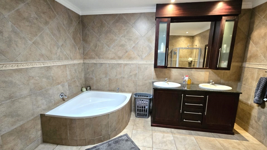 5 Bedroom Property for Sale in Birdwood Estate North West
